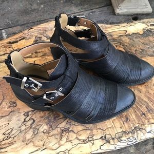 Qupid Black Heeled Shoes: size 7