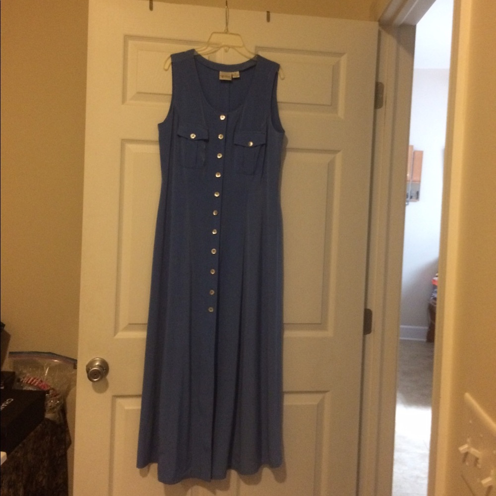 Long sleeveless dress