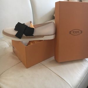 Brand new Tod's slides with bow