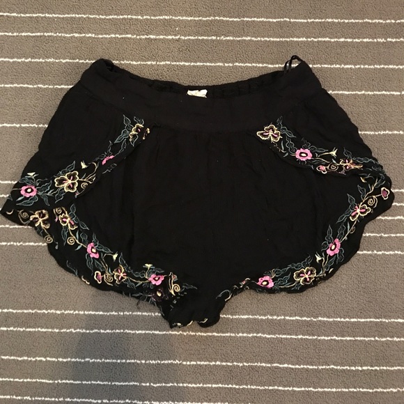 Pants - 🌸UO Floral Shorts🌸