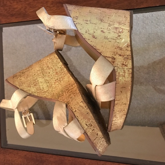 🔴💯MICHAEL KORS PLATFORM WEDGES. - Picture 2 of 5