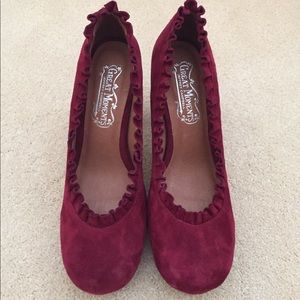 Beautiful suede maroon pumps