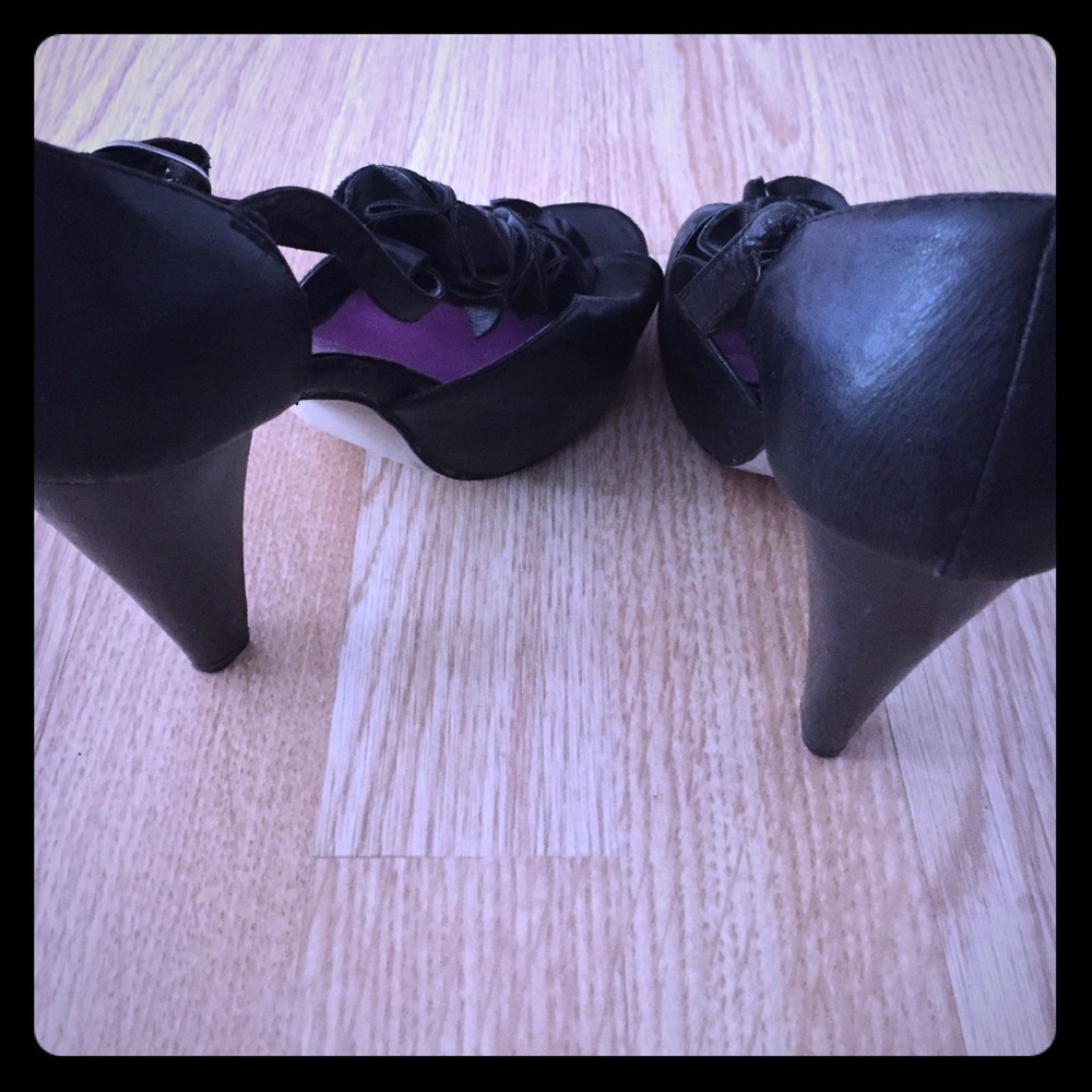 Black thick heeled shoes