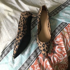 Faux sueded leopard print mid-heel pump