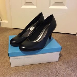 Black heel dress shoes