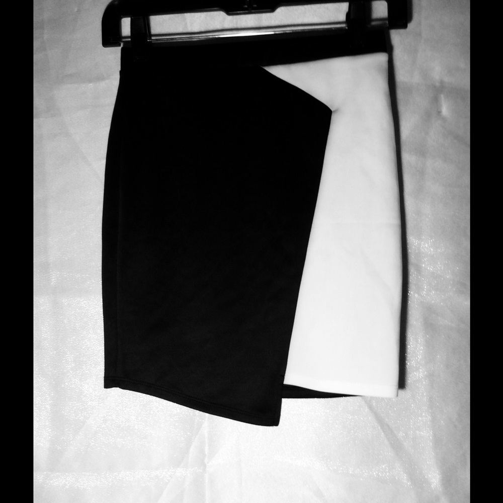 🆕Black and white color block mini skirt.