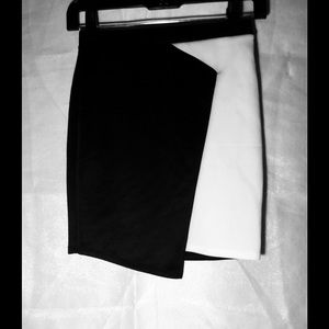 🆕Black and white color block mini skirt.