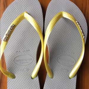 💮NWOT Yellow and Gray Havaiana Flip Flops💮