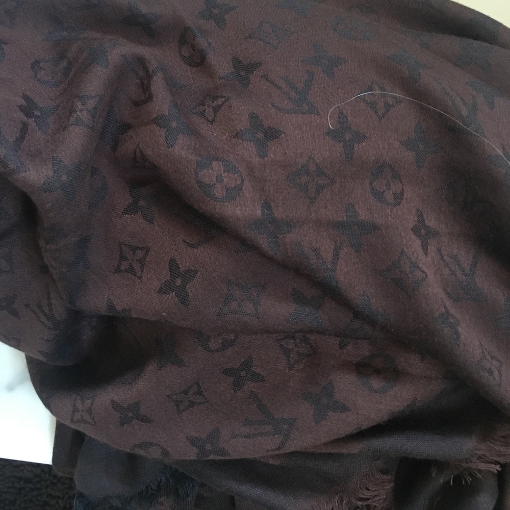 LV scarf