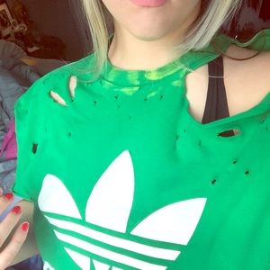 Distressed adidas green shirt 💚