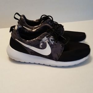 Nike roshe run black snake print