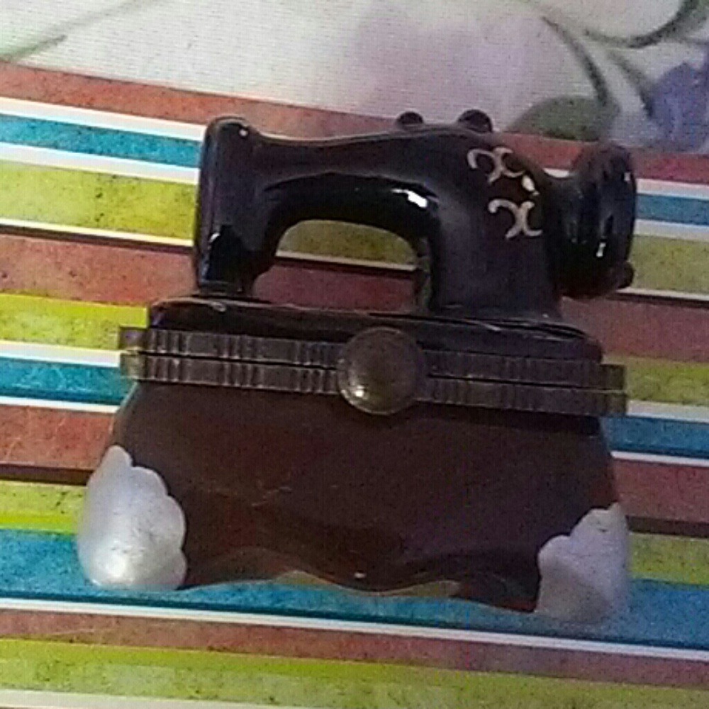 Trinket box for jewelry