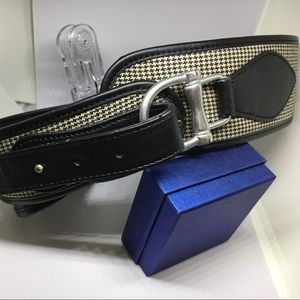 XL GAP belt in a houndstooth print