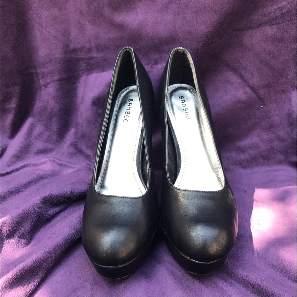 Black pumps