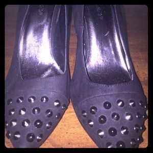 Breckelles studded pointed toe pump sz 8