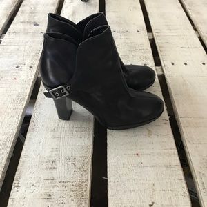 Vera Wang booties worn once size 7 1/2