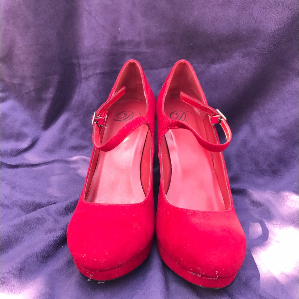 Red pumps - Picture 2 of 3