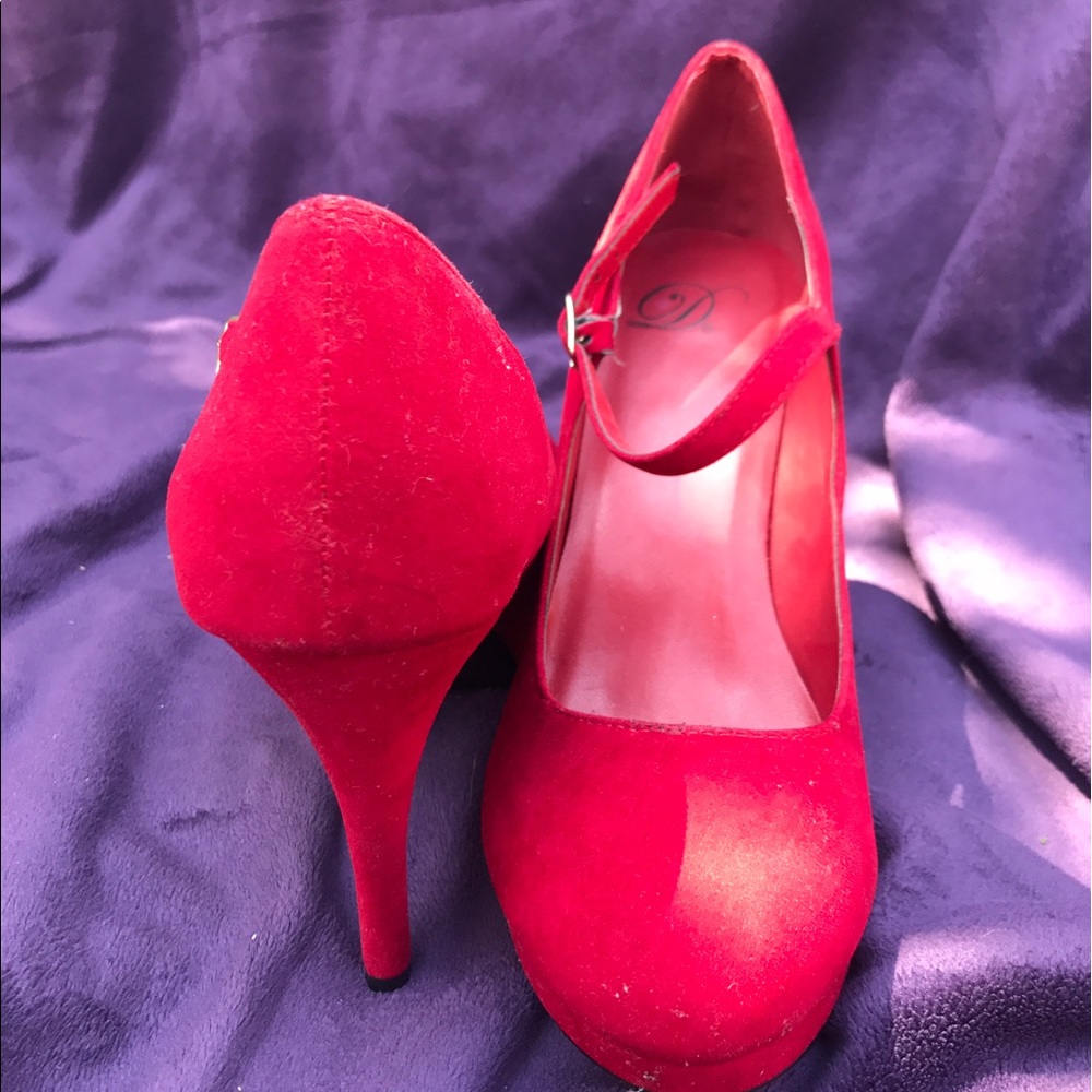 Red pumps - Picture 3 of 3