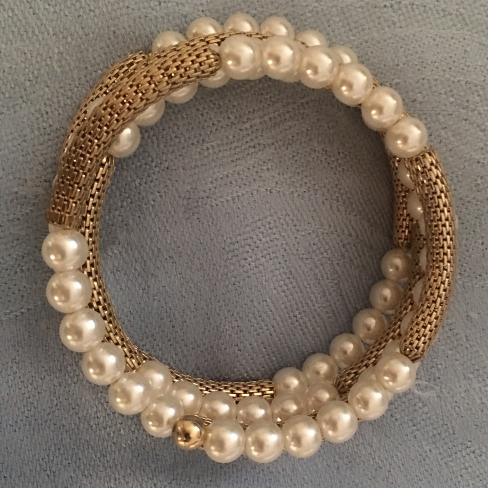 Pearl and gold plated slinky bracelet