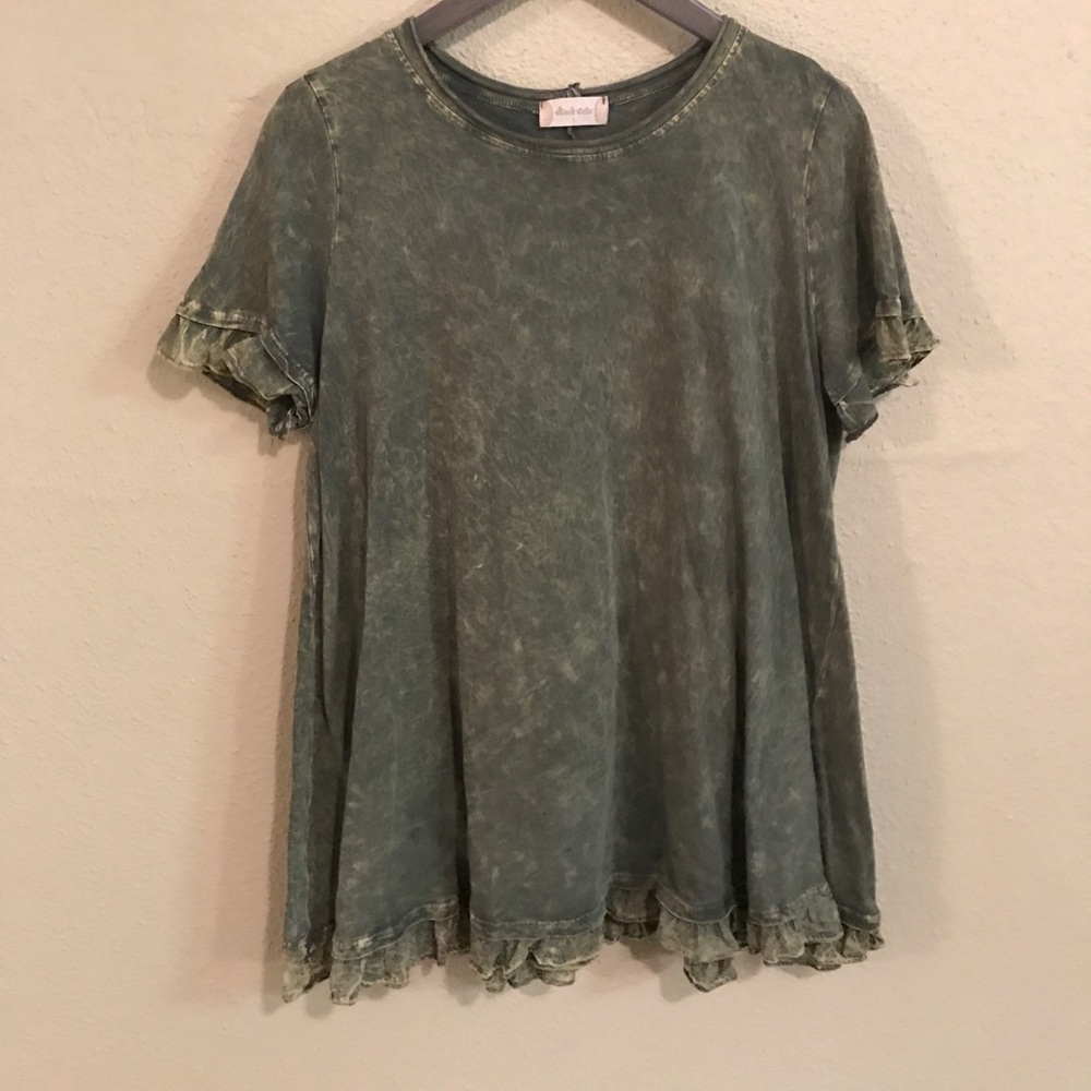 Altar'd state top. Size L.