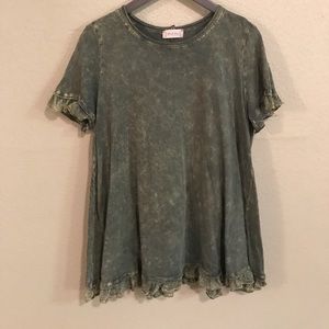 Altar'd state top. Size L.