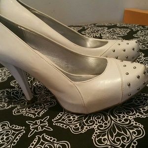 White leather silver Stud Pumps