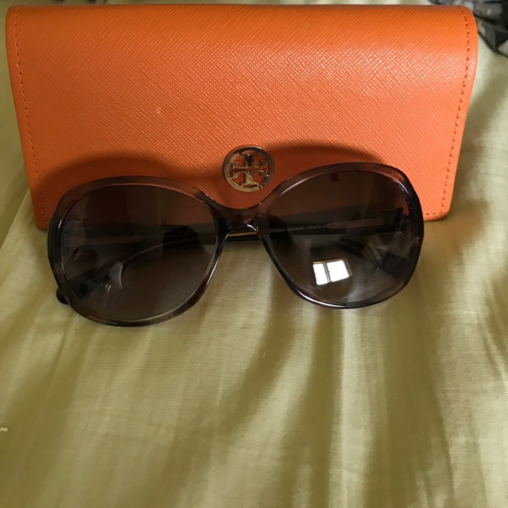 Never been worn Tory Burch sunglasses 🕶