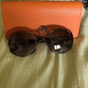 Never been worn Tory Burch sunglasses 🕶