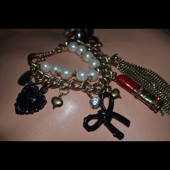 Betsey Johnson vanity Lip bow charm bracelet Pearl - Picture 1 of 2