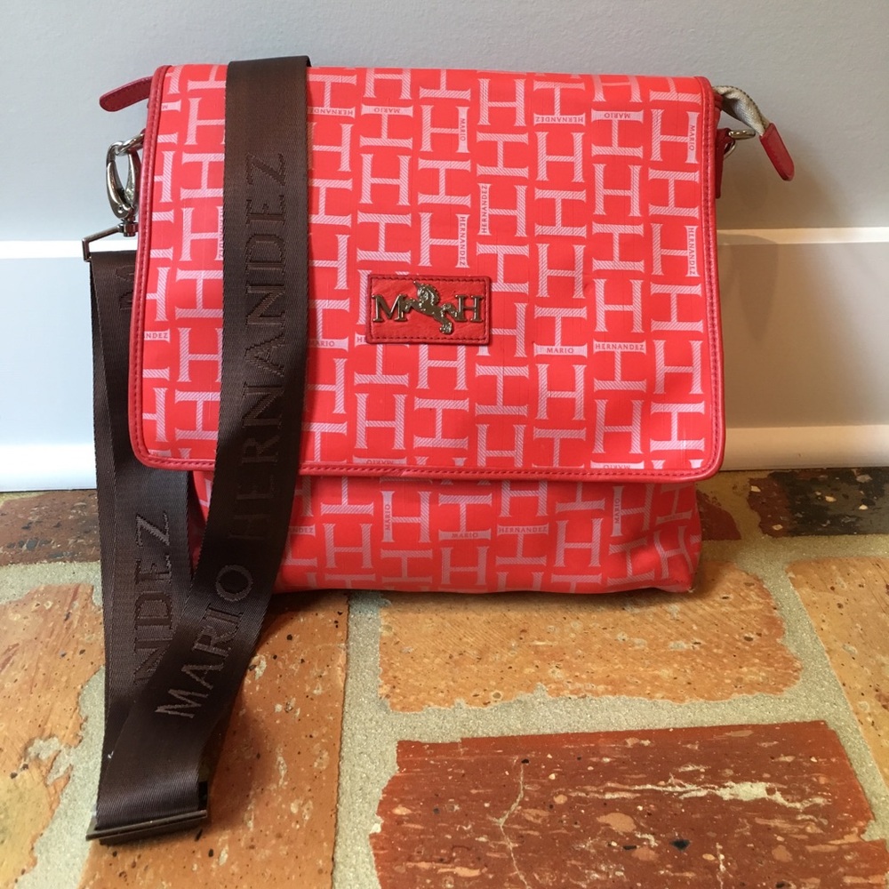 Mario Hernandez Messenger bag, Red color.