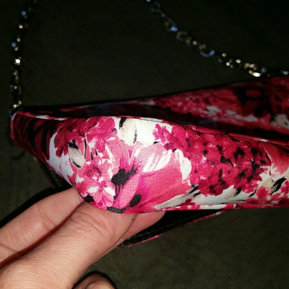 NWOT!! GORGEOUS floral shoulder chain bag - Picture 4 of 8