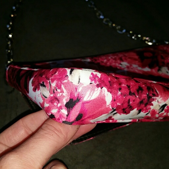 NWOT!! GORGEOUS floral shoulder chain bag - Picture 4 of 8