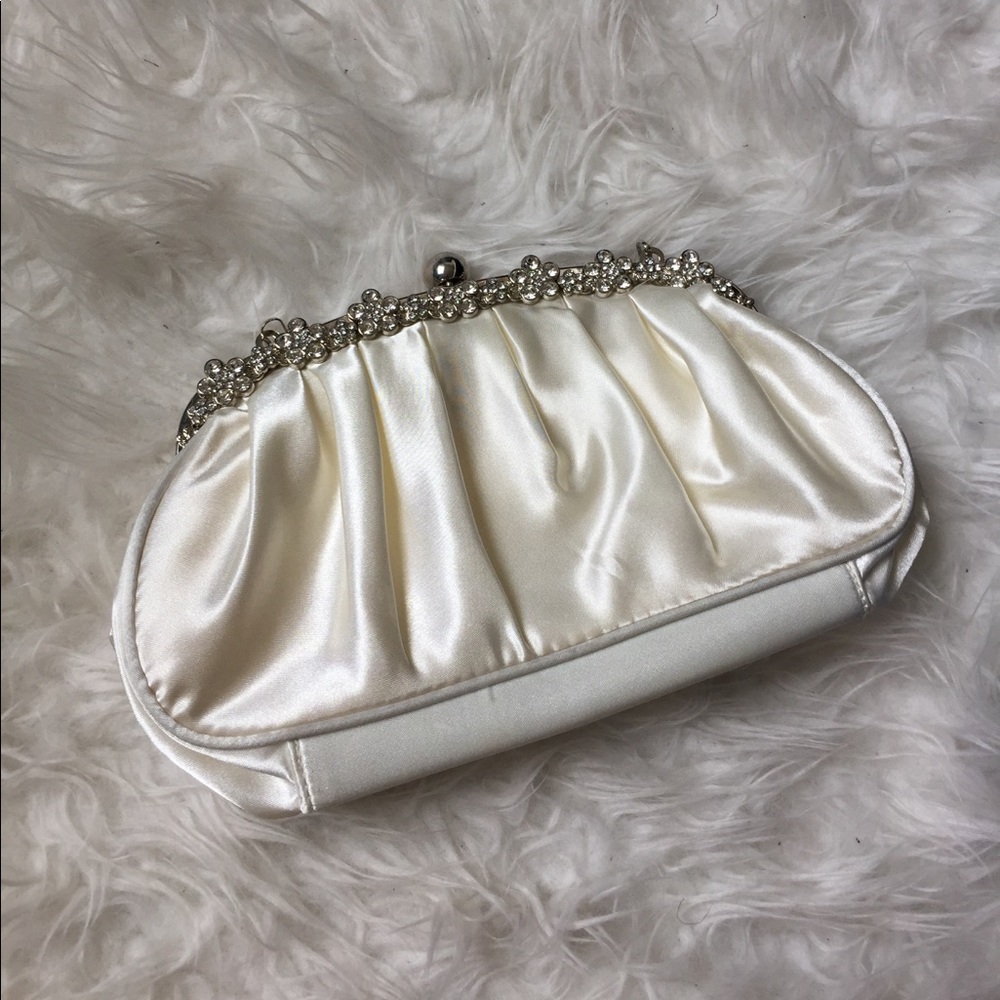 [SOLD] White Clutch