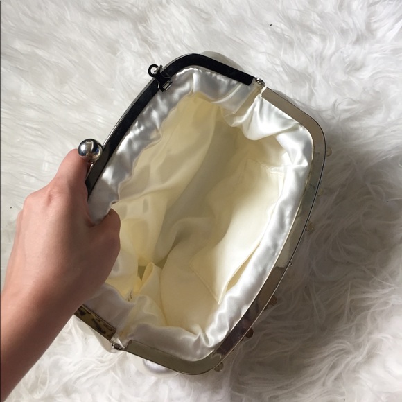 [SOLD] White Clutch - Picture 3 of 4