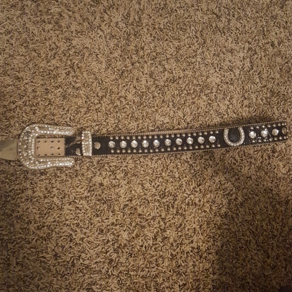 Black and silver horseshoe belt