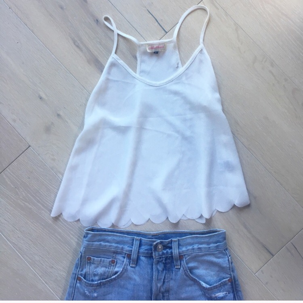 Scallop edge top. ✨