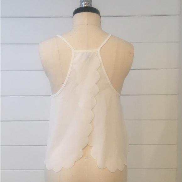 Scallop edge top. ✨ - Picture 3 of 6