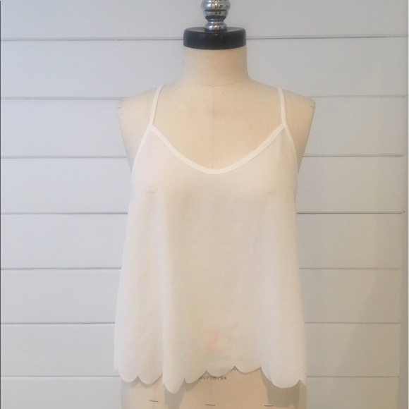 Scallop edge top. ✨ - Picture 2 of 6