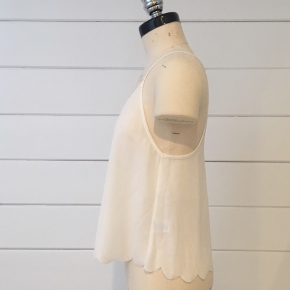 Scallop edge top. ✨ - Picture 4 of 6