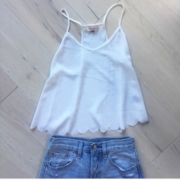 Scallop edge top. ✨ - Picture 1 of 6