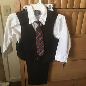 Izod 4 piece suit set with clip on tie