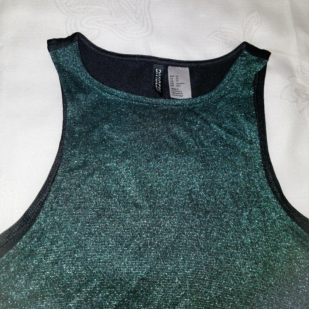 ♥H&M Crop Top♥ - Picture 2 of 4