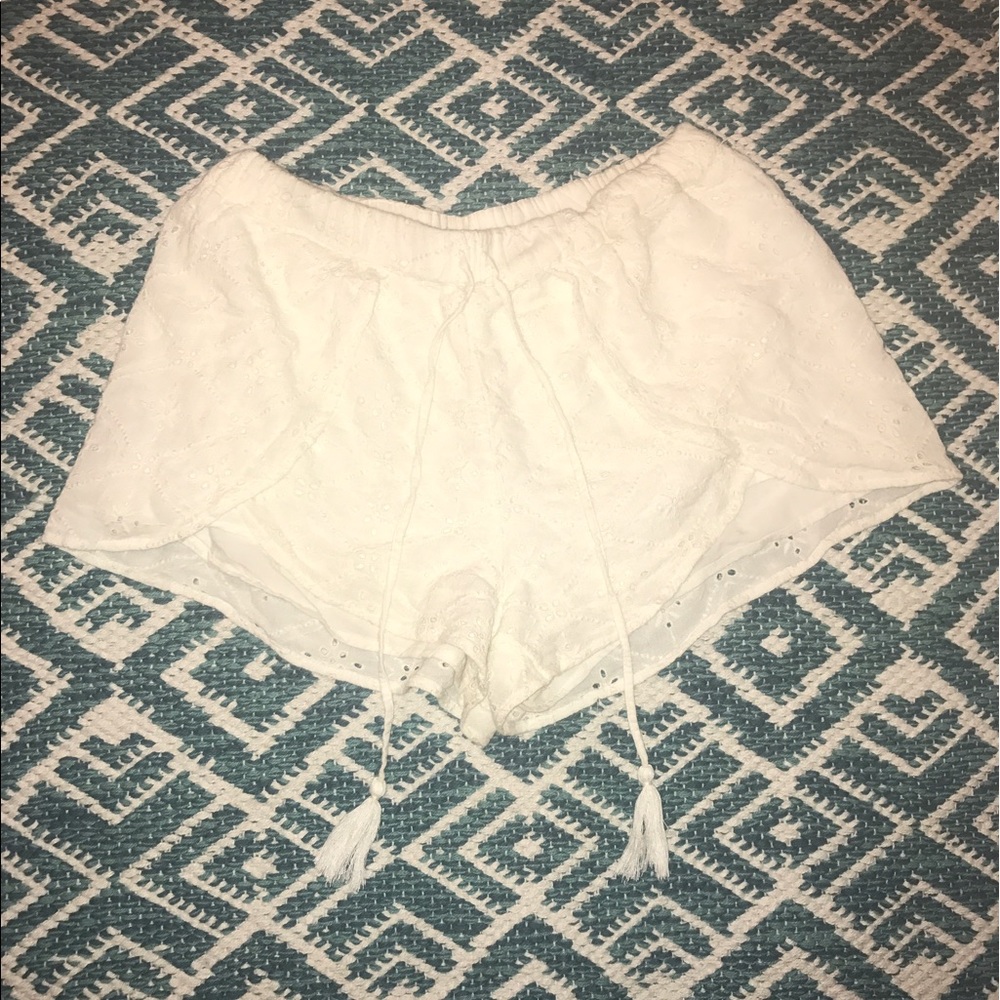 holister white croché flowy shorts