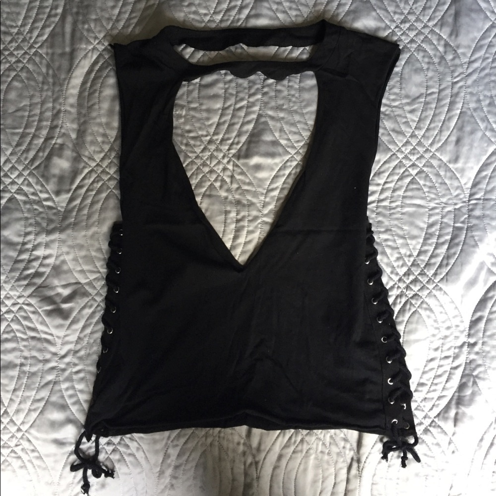 Emma and Sam cut out muscle tee