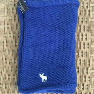 Abercrombie & Fitch circle scarf