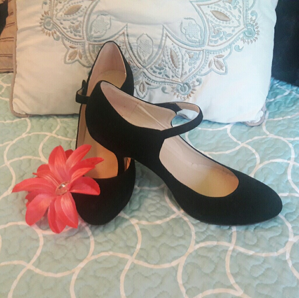 Pretty black velvet Mary Janes 💕