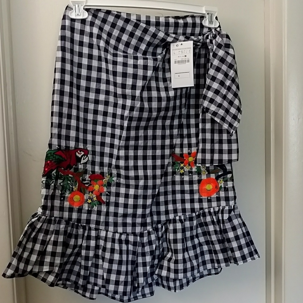 Gingham skirt with parrot applique