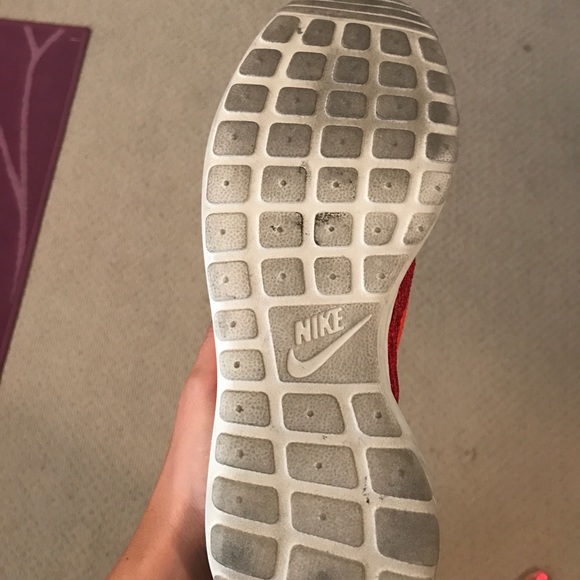 Red Nike Roshe - Picture 4 of 4