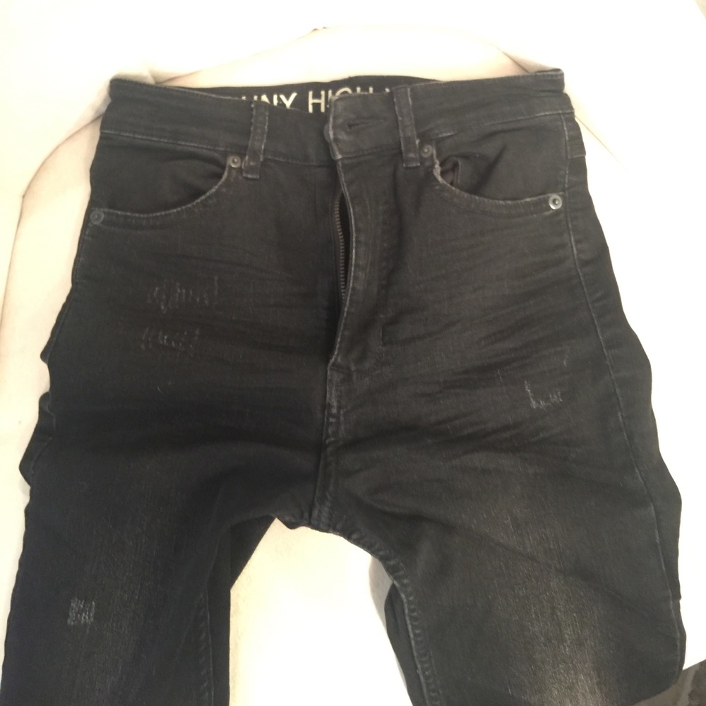 🚫SOLD🚫 Distressed black jeans, size 6