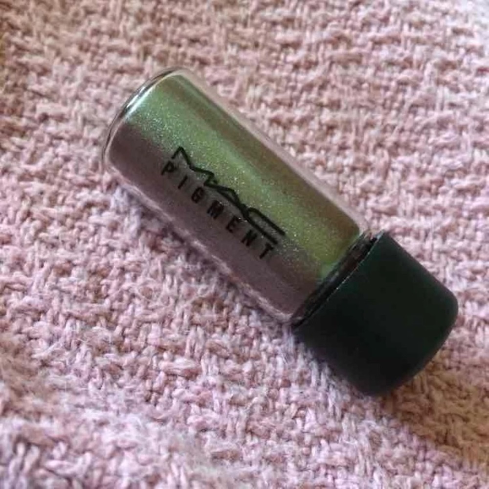 Authentic MAC Little Pigment in "Blue Brown"